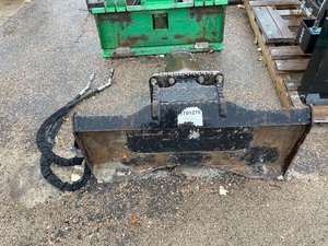 lot 29 image: Cat Brand Universal Mount Bobcat Skid Loader Skid Steer Hydraulic Jack HammerBreaker Attachment