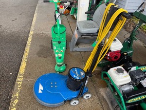 lot 37 image: Windsor Lightning Model 1500 Electric Floor Scrubber
