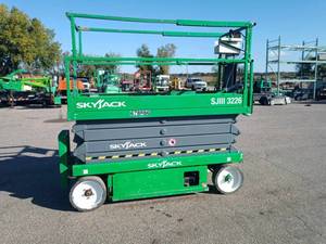 lot 13 image: 2014 Sky Jack SJ III 3226 Scissors Lift