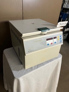 lot 21 image: #2&nbspMSRP $10,000 Heraeus Megafuge 2.0 Universal Refrigerated Tabletop Centrifuge - Good Working Condition Guaranteed To Work