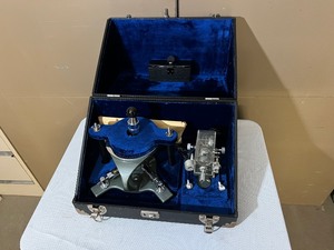 lot 32 image: Aloe Scientific Pneumatic Micro-Manipulator De Fonbrune - Fantastic Condition