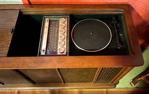 lot 62 image: Vintage Magnavox Astro-Sonic Stereo  Radio Cabinet
