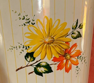 lot 95 image: Vintage Decoware Metal Waste Basket