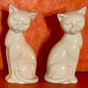 lot 98 image: Two Cat Figurines by MCI of Japan