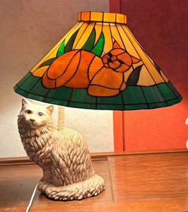 lot 100 image: Vintage Ceramic Cat Based Lamp with Stained Glass Cat Motif Shade