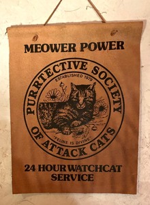 lot 109 image: Cute Cat Decor