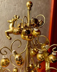 lot 130 image: Golden Holiday Decor