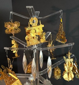 lot 131 image: Lucite Ornament Tree with Golden Ornaments