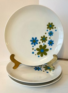 lot 247 image: Vintage Hippie Floral Plates and Footed Cups