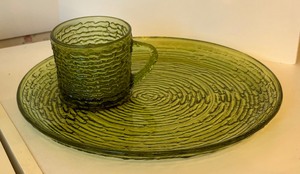 lot 254 image: Vintage Anchor Hocking Green Glass Avocado Soreno Plates and Mugs