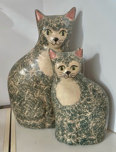 lot 276 image: Variety of Purrrrrrfect Cat Decor