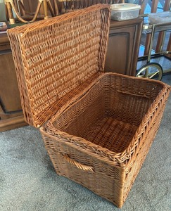 lot 277 image: Vintage Wicker Chest