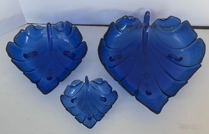 lot 284 image: Vintage Cobalt Blue Leaf Footed Nesting Bowls