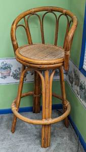 lot 10 image: Vintage Rattan Swivel Barstool