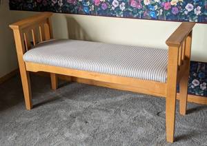 lot 24 image: Broyhill Upholstered Wood Bench