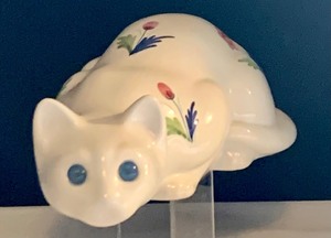 lot 215 image: Porcelain Cat Figurine with Amazing Eyes