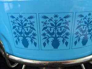 lot 31 image: Vintage Pyrex Saxony Casserole Dish