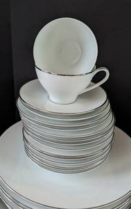 lot 34 image: Noritake Fremont Dish Set