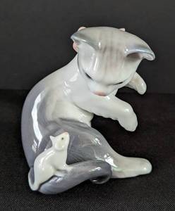 lot 37 image: Lladro Cat and Mouse Porcelain Figurine