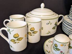 lot 151 image: Studio Nova English Garden Dish Set