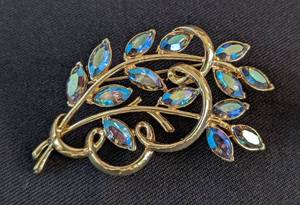 lot 157 image: Vintage Coro Iridescent Rhinestone Jewelry Set