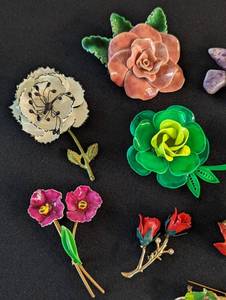lot 166 image: Gorgeous Assortment of Vintage Brooches