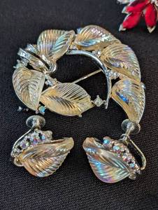lot 167 image: Assorted Vintage Earrings and Brooches