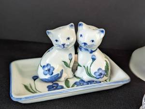 lot 312 image: Vintage Cat Figurines and Salt and Pepper Shakers