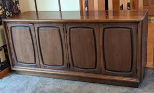 lot 4 image: Mid Century Broyhill Emphasis Sideboard