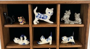 lot 87 image: Charming Glass Front Shadow Box with Cat Figurines