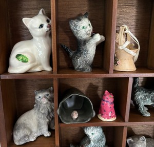 lot 106 image: Darling Shadow Box with Cat Figurines