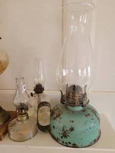 lot 39 image: Lot of Vintage Oil Lamps