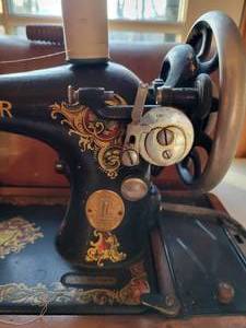 lot 63 image: Antique Singer Sewing Machine Model 128K With La Vencedora Decals.