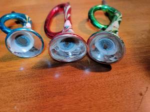 lot 91 image: Vintage Xmas Christmas Horn Ornaments, Trumpets, Bugles.