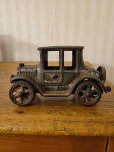 lot 100 image: Cast Iron Model T Type Toy Car