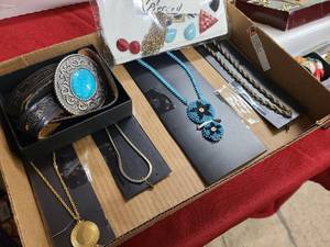 lot 119 image: JJ Collection of jewelry from various eras