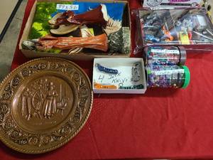 lot 130 image: JJ Collection of vintage household items and antiques