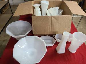 lot 153 image: JJ Box of vintage Milk Glassware
