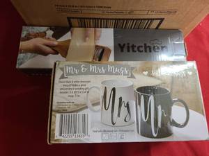 lot 167 image: Box of household and kitchen items