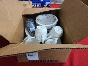 lot 171 image: JJ Box of vintage china and glassware
