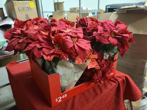 lot 218 image: LL Crate of X-mas and winter themed fake flowers