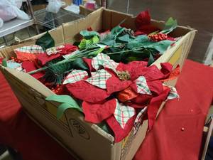 lot 221 image: MM Box of holiday faux floral decor