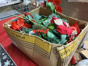 lot 225 image: MM Box of holiday faux floral decor