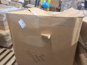 lot 44 image: Medium Sized Box of Loosly packed new toilet paper