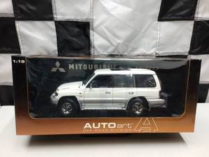 lot 6 image: Autoart Off Road Division Mitsubishi Pajero 118th Scale Die Cast Car.
