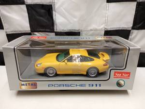 lot 8 image: Sun Star Porsche 911 118th Scale Die Cast Car