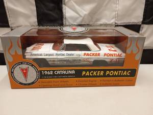 lot 461 image: Ertl Collectible Pontiac 75th Anniversary 1962 Catalina 118th Scale Die Cast Car