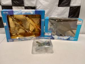 lot 652 image: Die Cast  Plastic 172nd Scale Airplanes