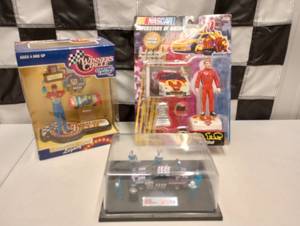 lot 657 image: Racing Champions Pit Crew Diorama & Winners Circle Action Figures