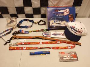 lot 668 image: Nascar Assorted Accessories